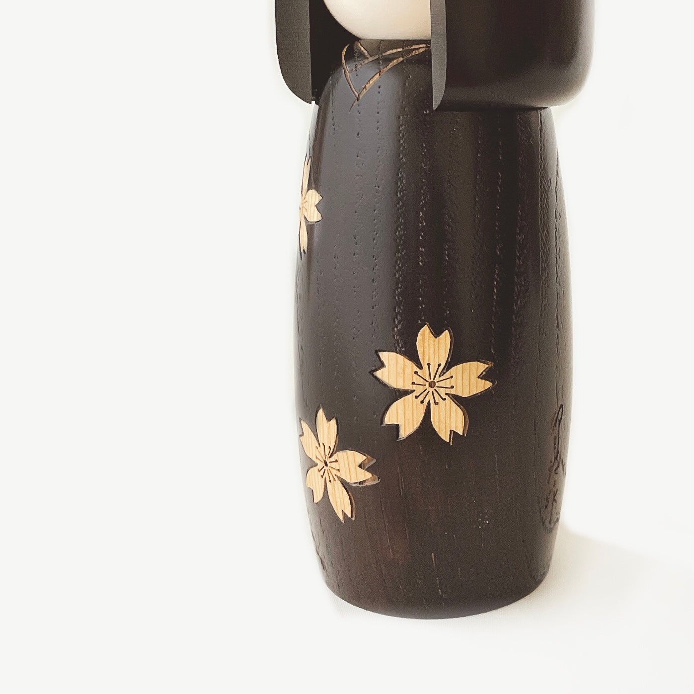 usaburo-kokeshi-zokan-sakura-cerisiers-incrust-s-taille-s-190-mm image 3