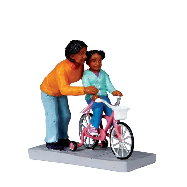 lemax-mom-lends-a-helping-hand-figurine-miniature-de-collection image 1
