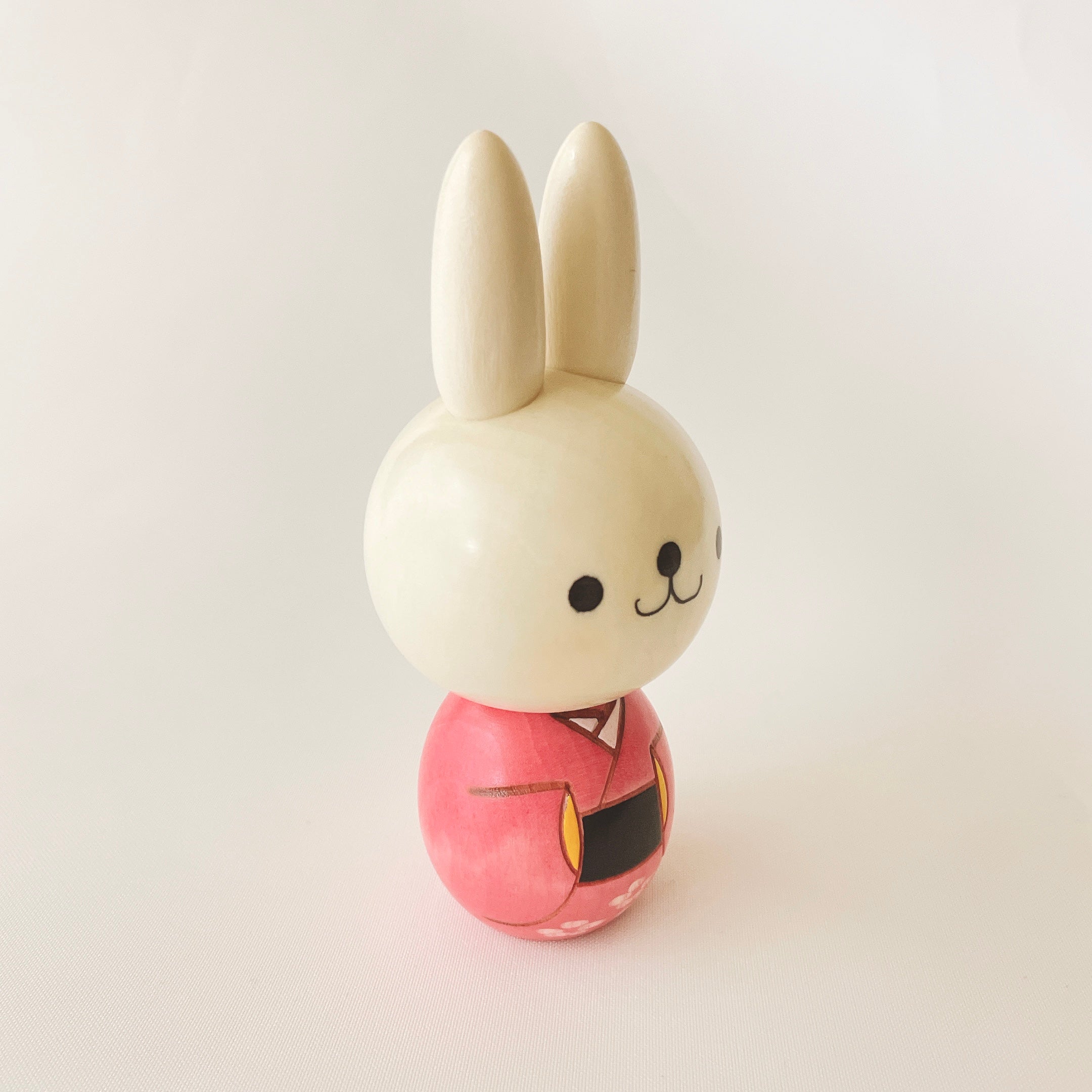 usaburo-kokeshi-usa-chan-lapin-rose-figurine-artisanale-13-cm image 4