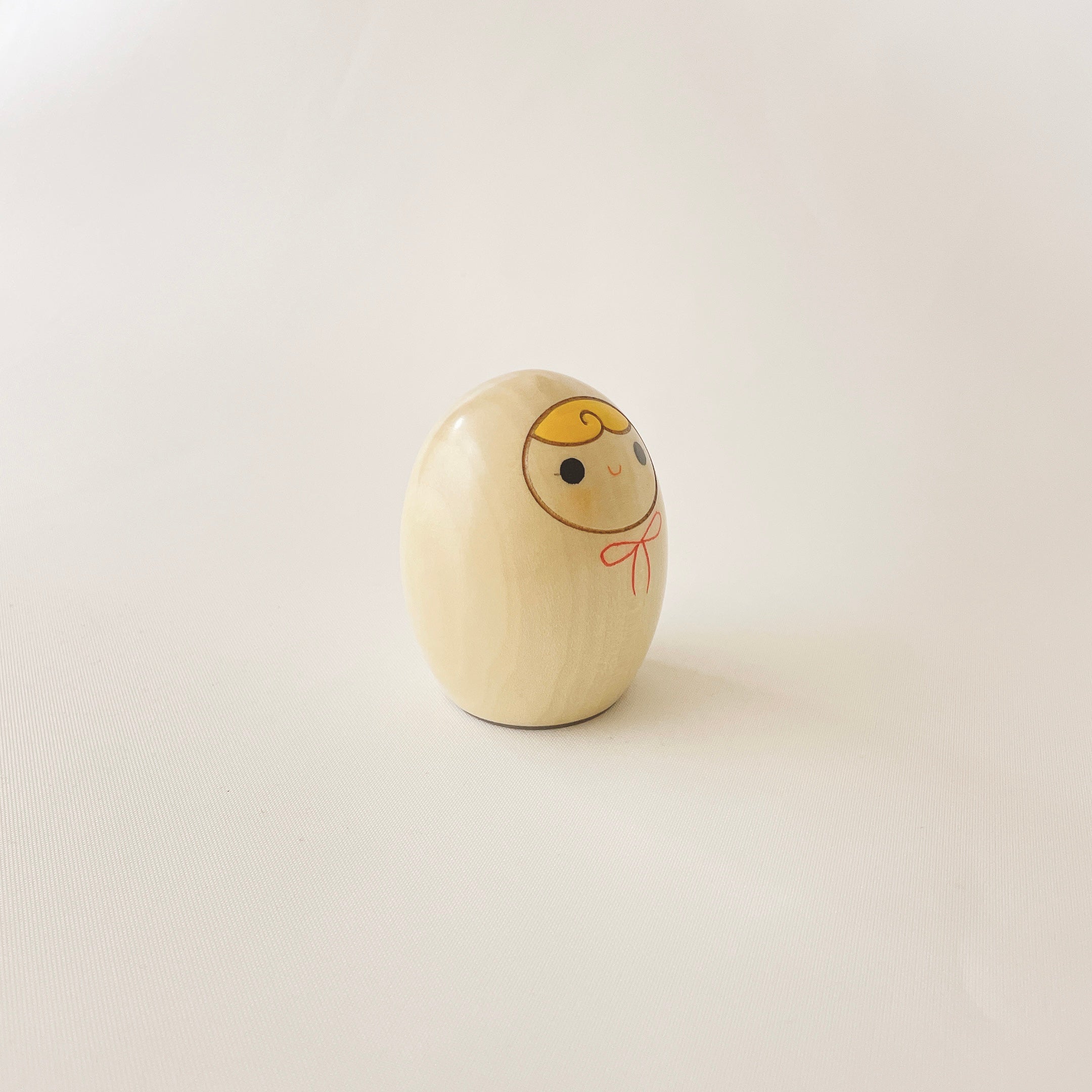 usaburo-kokeshi-heso-no-oire-ruban-rouge-bo-te-cordon-7-cm image 3