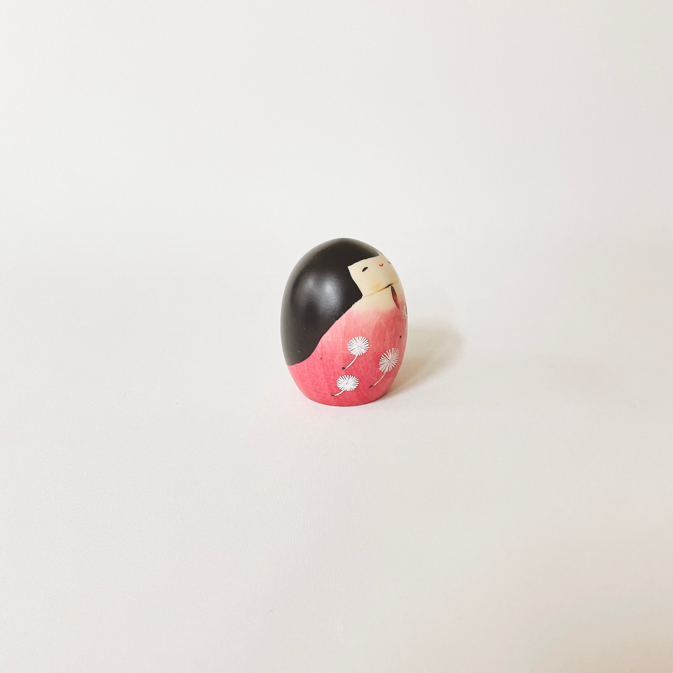 usaburo-kokeshi-tampopo-s-pink-figurine-artisanale-70-mm image 4