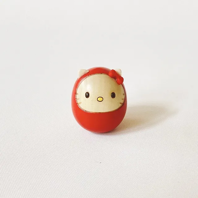 usaburo-kokeshi-hello-kitty-mame-daruma-rouge-mini-figurine-artisanale image 1