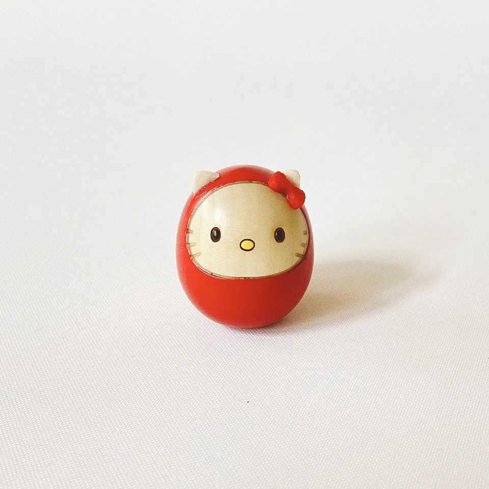 usaburo-kokeshi-hello-kitty-mame-daruma-rouge-mini-figurine-artisanale image 1