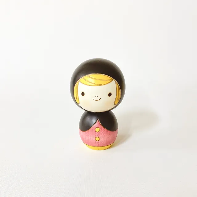 usaburo-kokeshi-zukin-chan-petit-chaperon-noir-figurine-9-5-cm-rose image 1