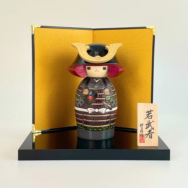usaburo-kokeshi-waka-musha-jeune-samoura-feu-de-camp-set-artisanal-15-cm image 1