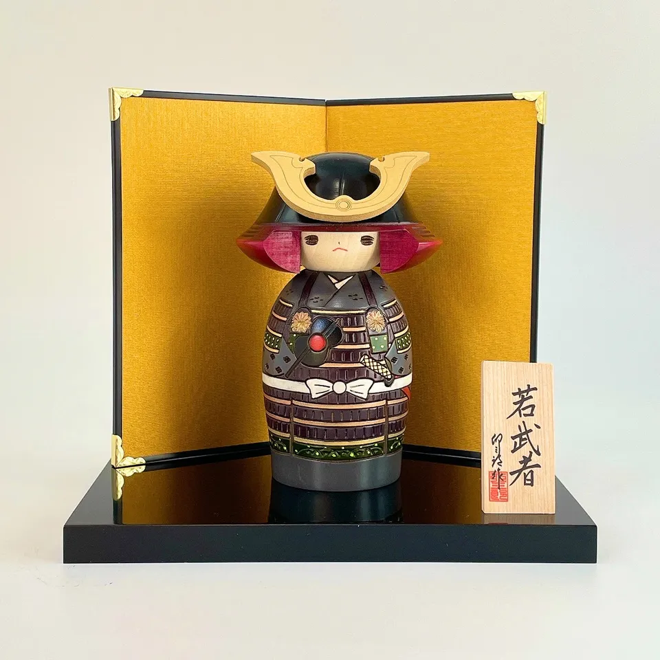 usaburo-kokeshi-waka-musha-jeune-samoura-feu-de-camp-set-artisanal-15-cm image 1