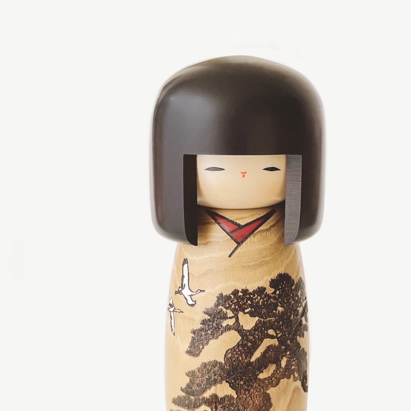 usaburo-kokeshi-kotobuki-matsu-pin-de-long-vit-figurine-26-cm image 2