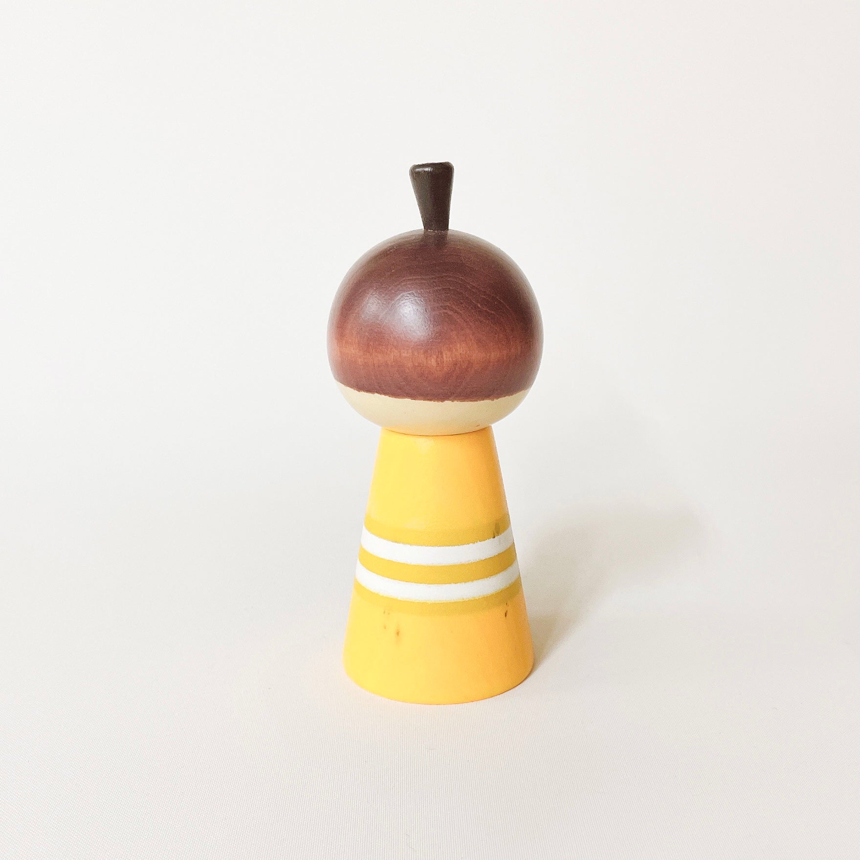 usaburo-kokeshi-nene-older-sister-poup-e-artisanale-13-5-cm-jaune image 3