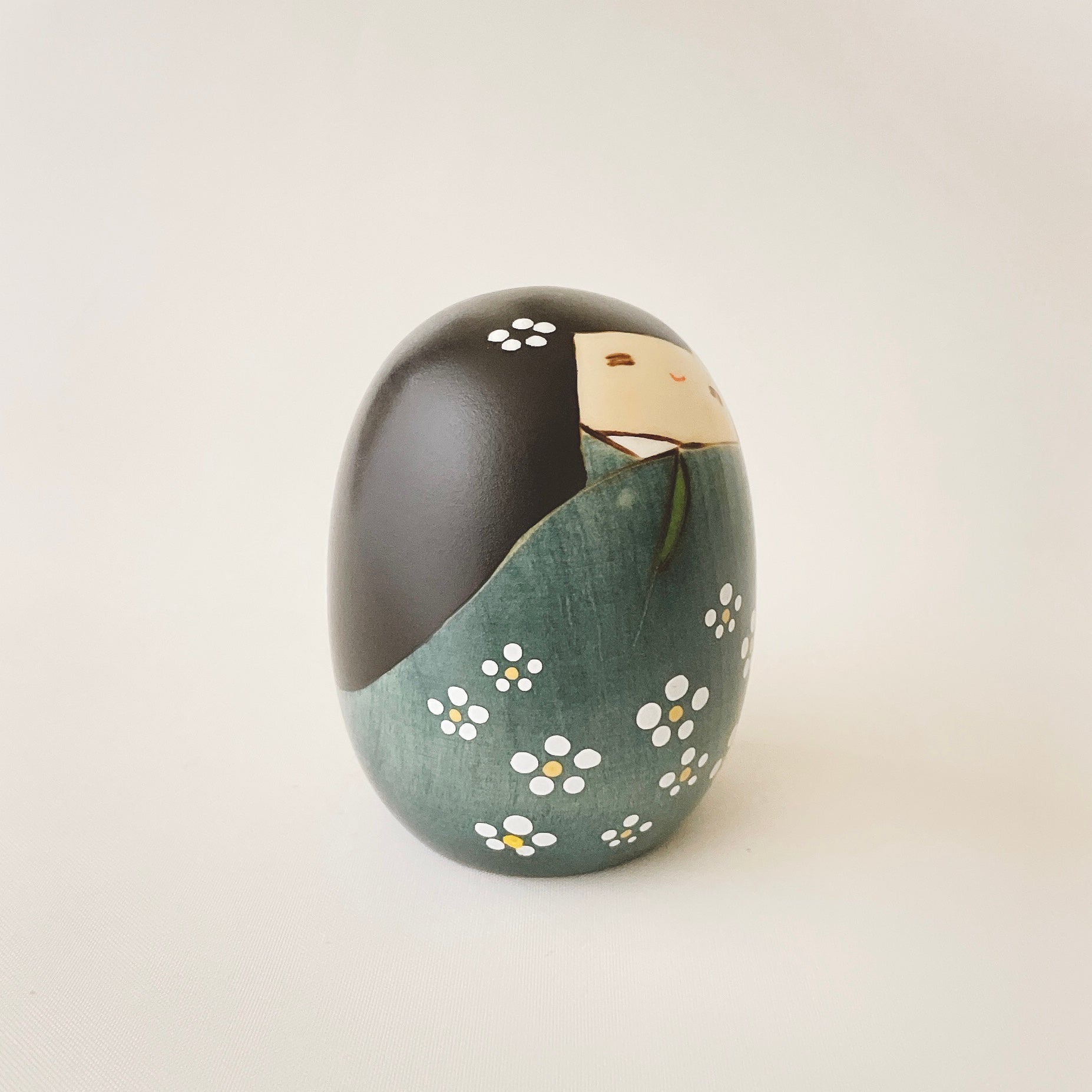 usaburo-kokeshi-shiawase-l-verte-figurine-bonheur-prune image 4