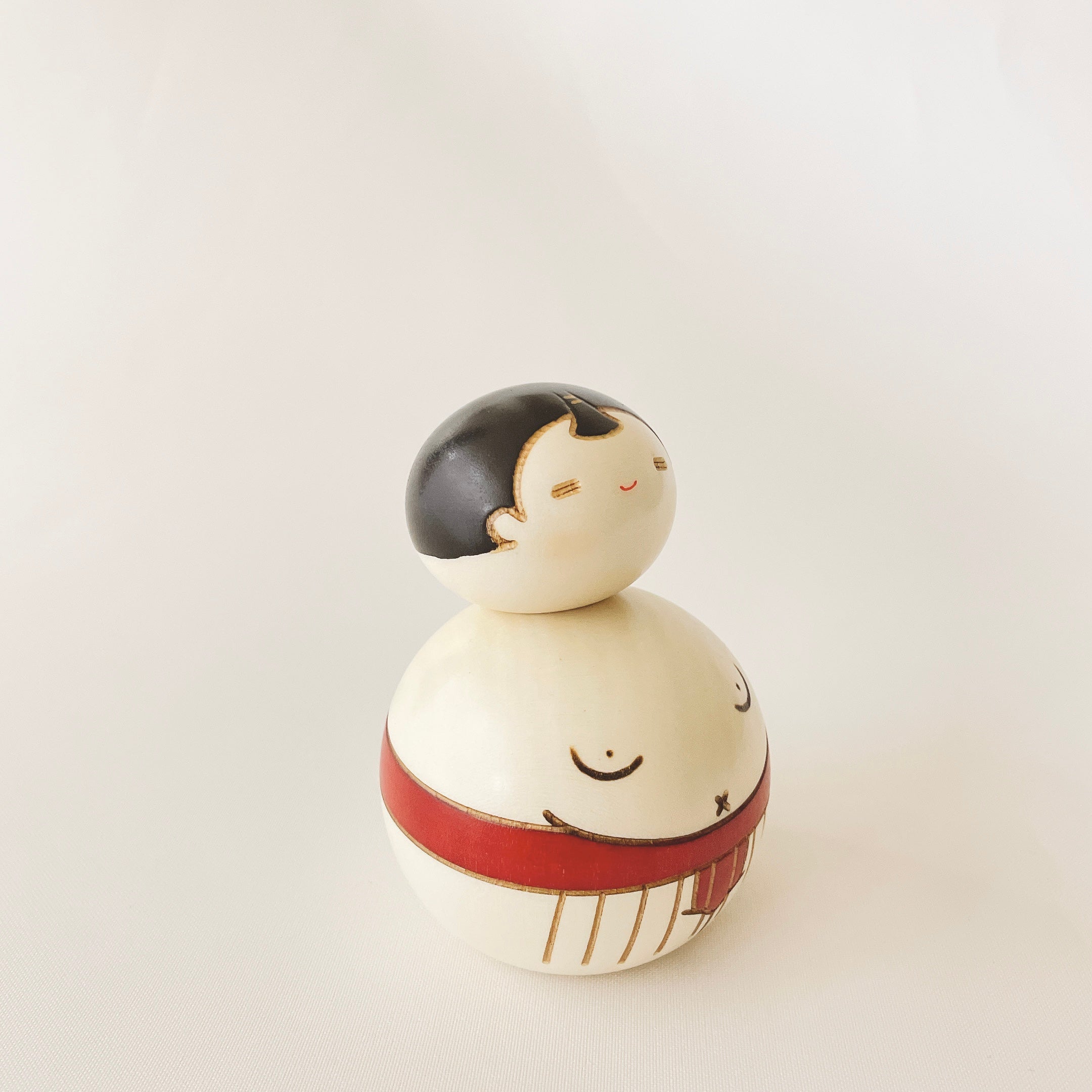 usaburo-kokeshi-osum-san-red-figurine-sumo-rouge-en-bois image 4