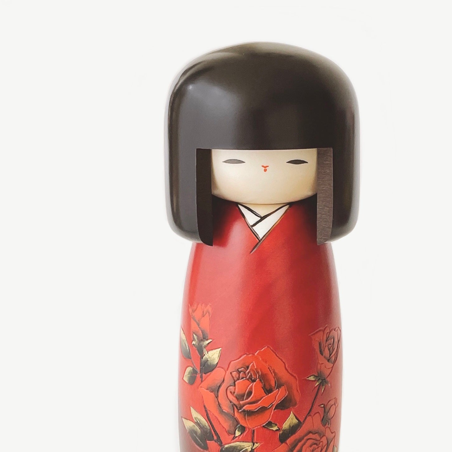 usaburo-kokeshi-beni-bara-rose-rouge-poup-e-kokeshi-artisanale-26-cm image 2