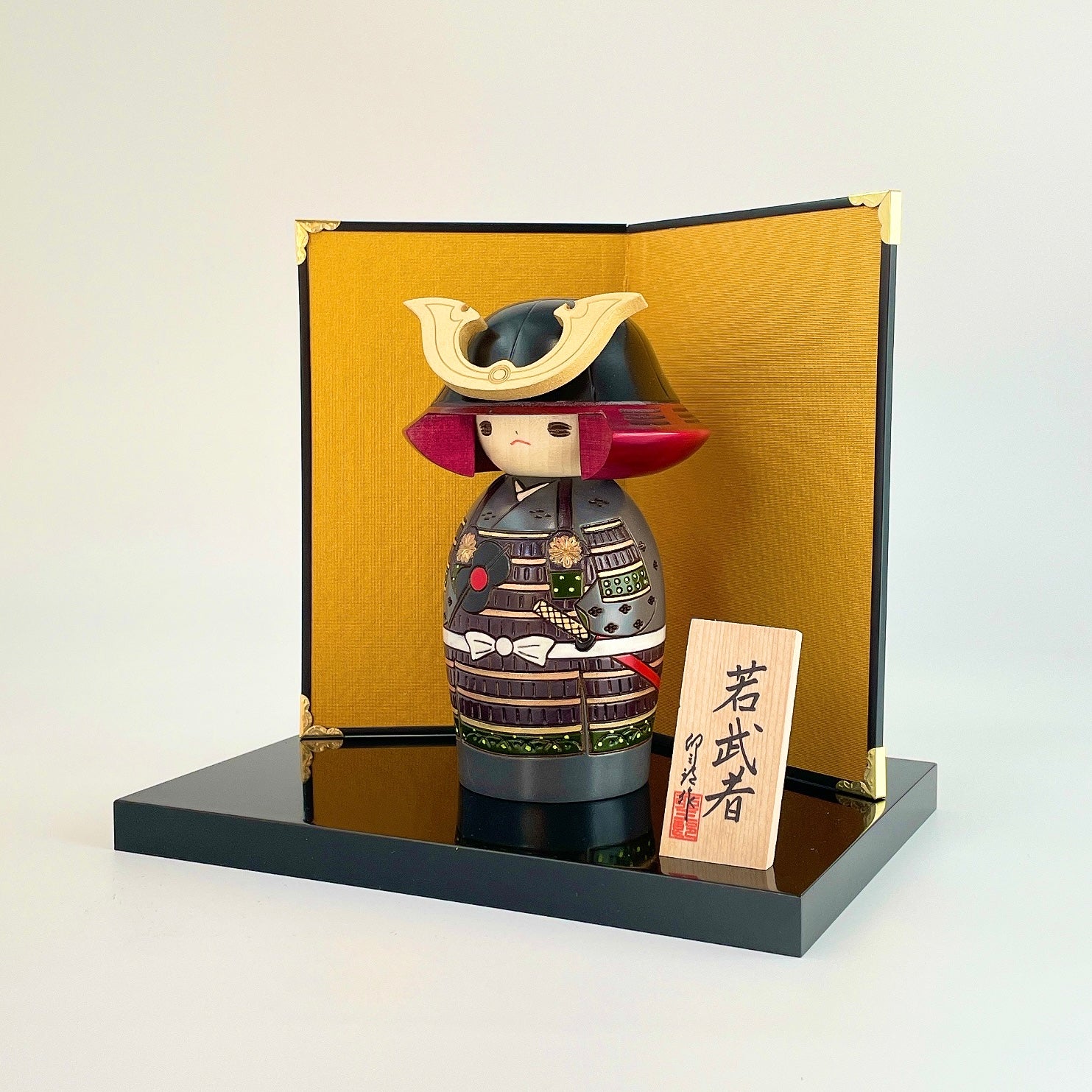 usaburo-kokeshi-waka-musha-jeune-samoura-feu-de-camp-set-artisanal-15-cm image 2