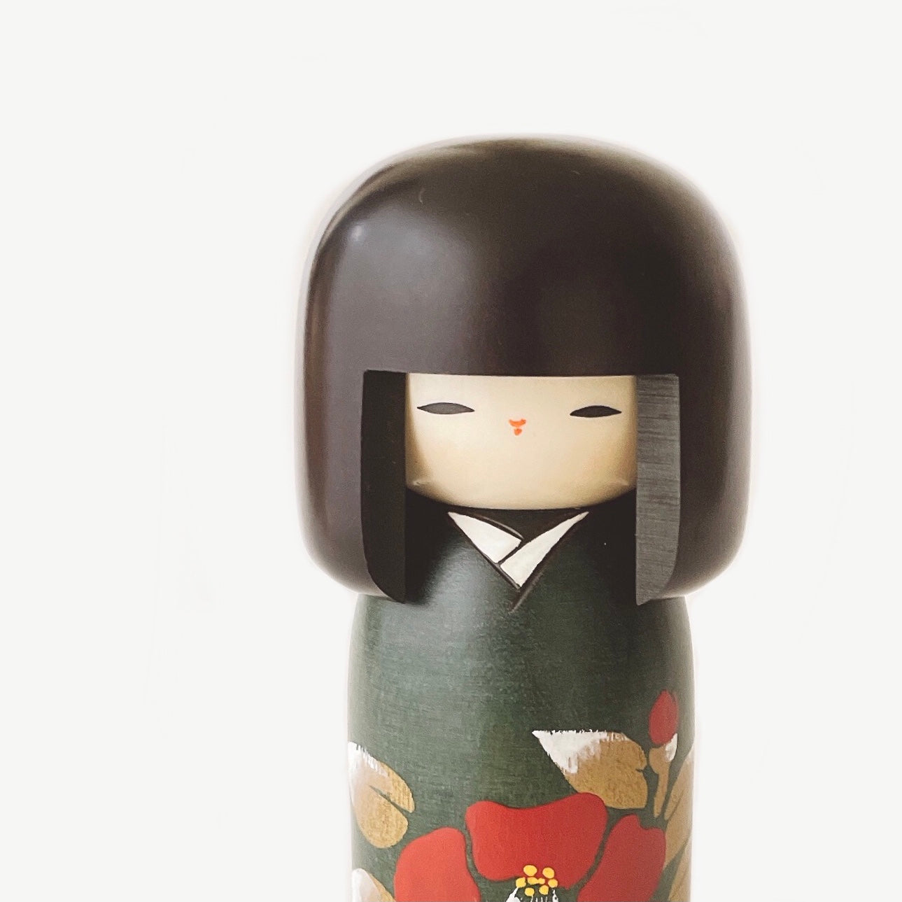 usaburo-kokeshi-tsubaki-no-sato-village-des-cam-lias-figurine-15-cm image 2
