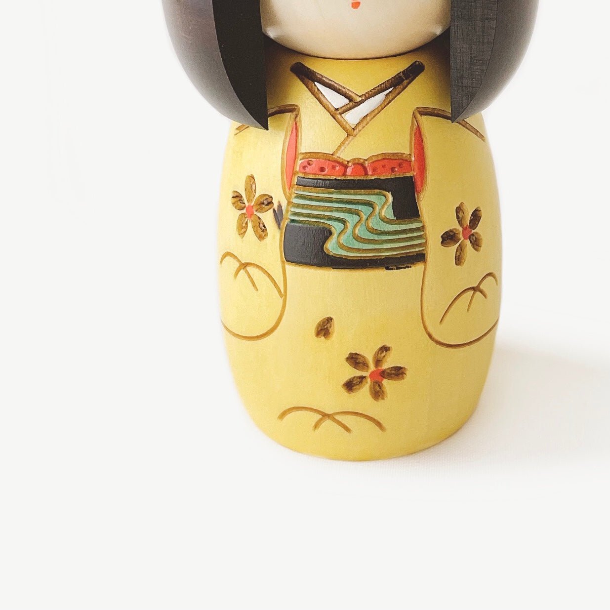 usaburo-kokeshi-osanago-yellow-poup-e-miniature-artisanale-130-mm image 3
