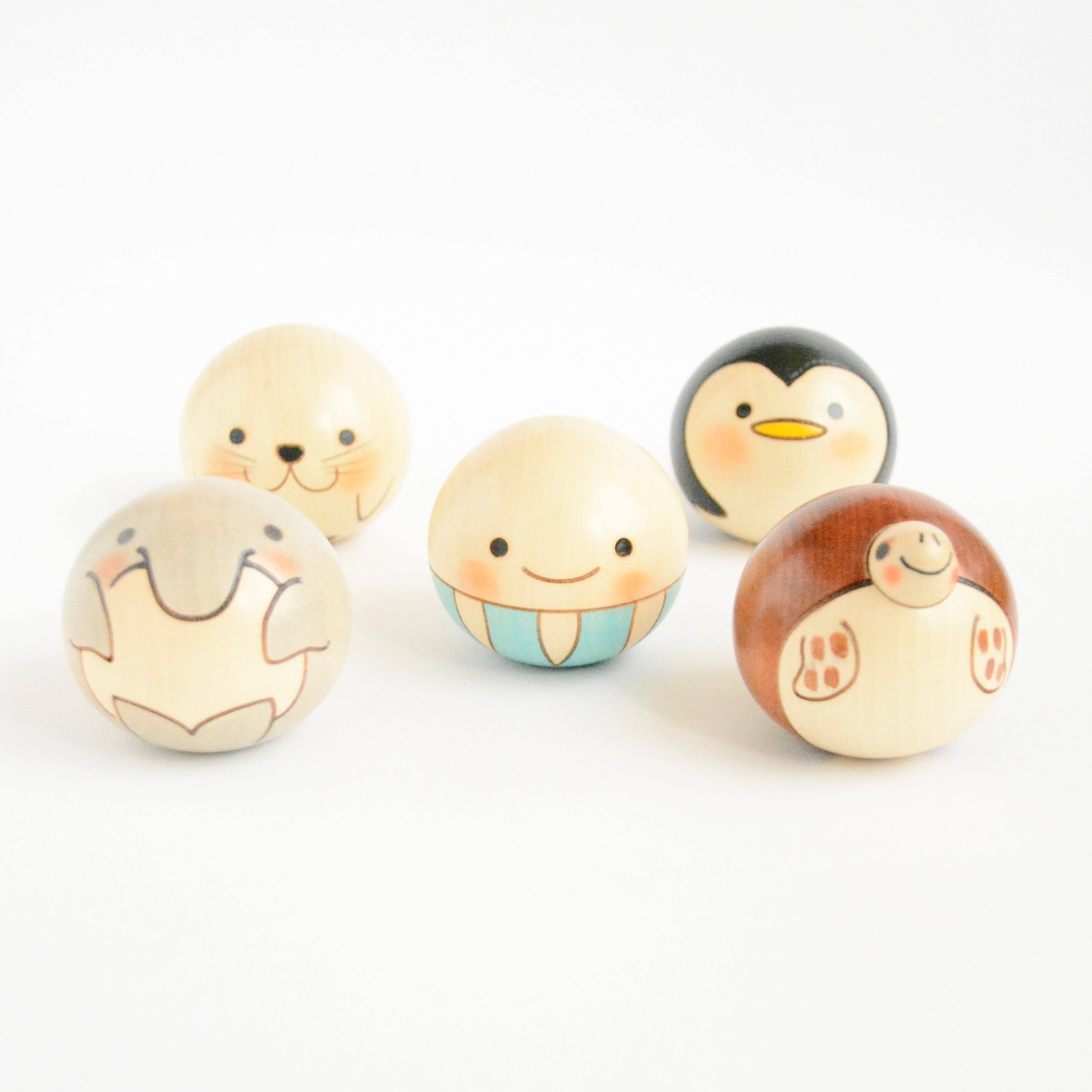 usaburo-kokeshi-yurakoro-penguin-figurine-pingouin-culbuto-58-x-58-x-50-mm image 6