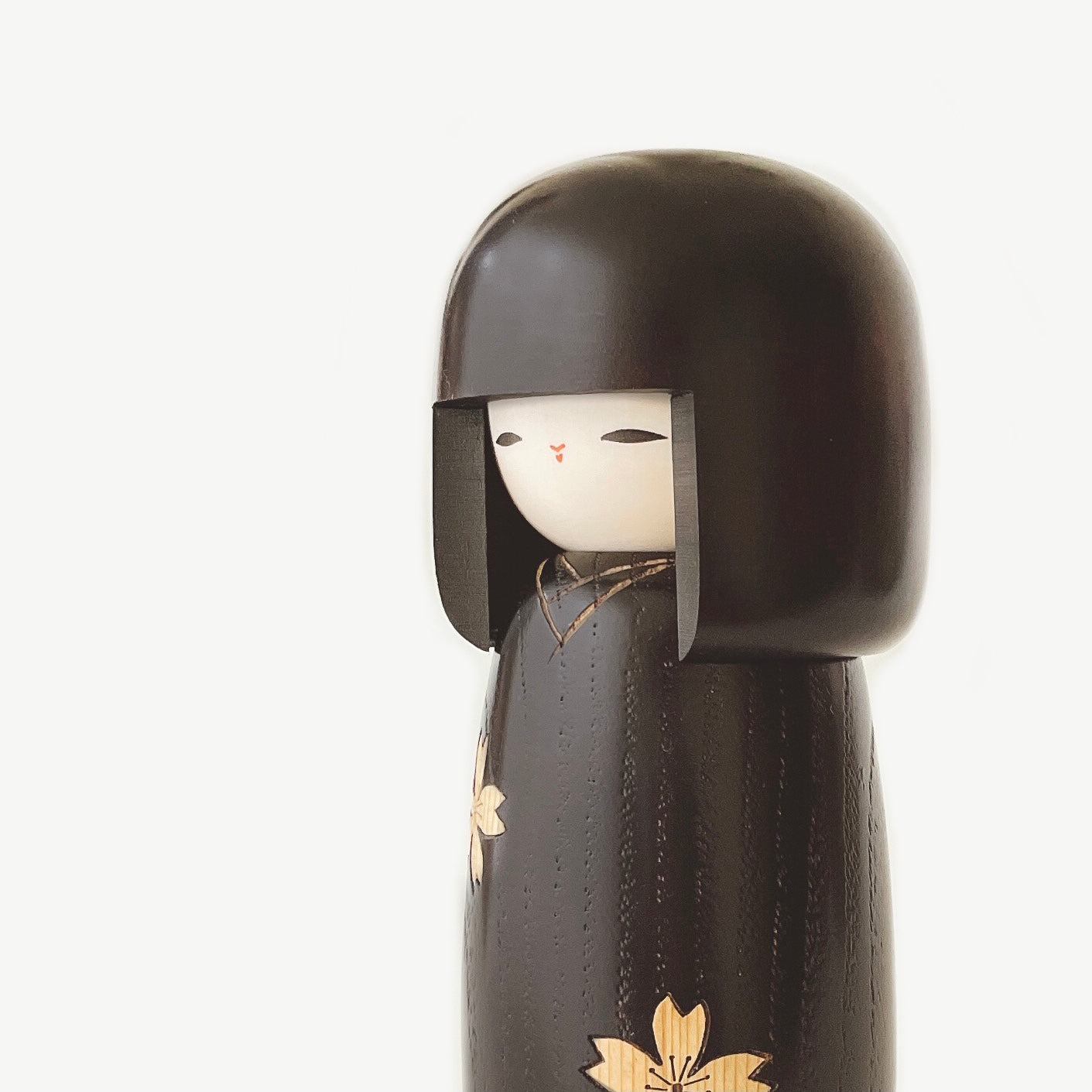 usaburo-kokeshi-zokan-sakura-cerisiers-incrust-s-taille-s-190-mm image 2