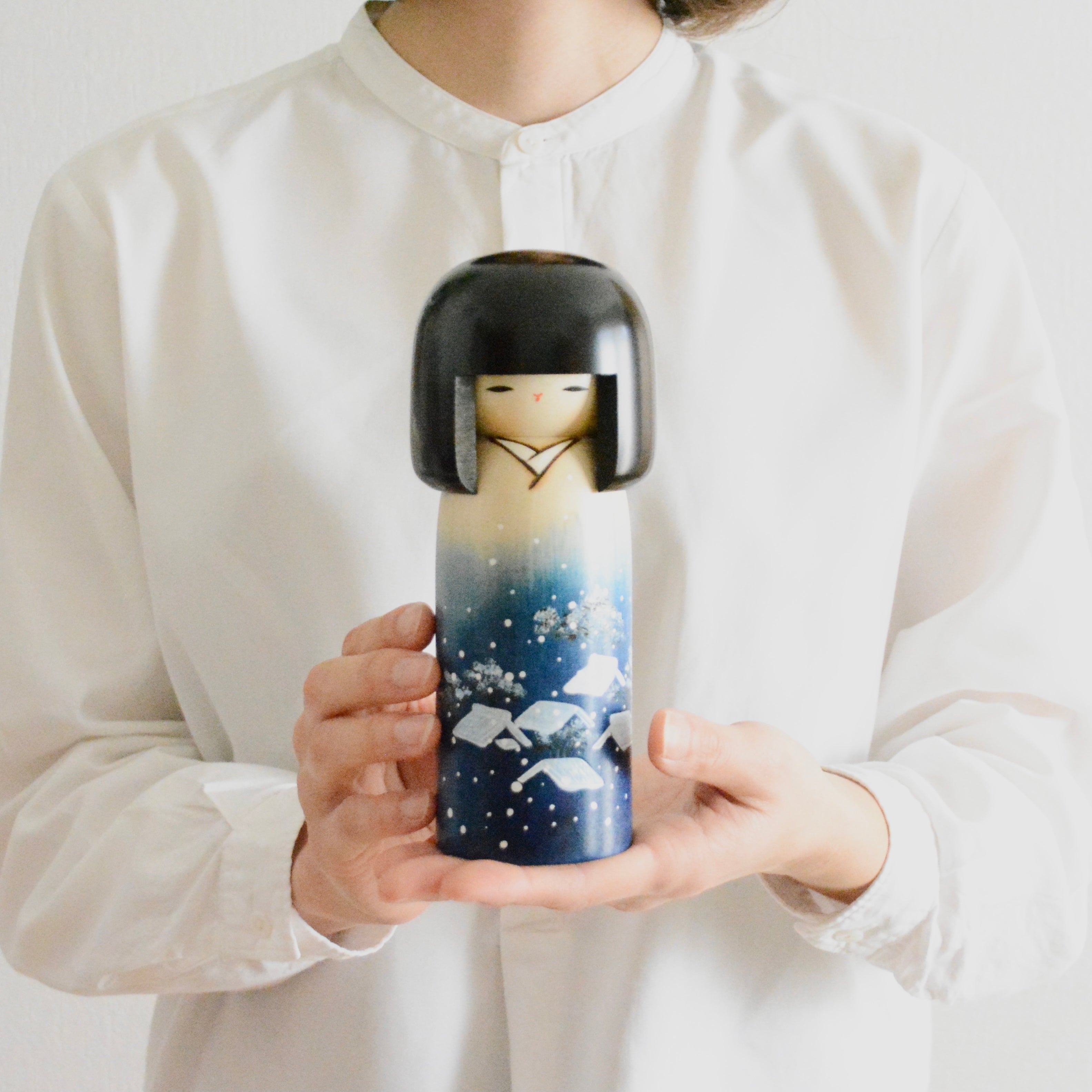 usaburo-kokeshi-yuki-gesh-paysage-enneig-kokeshi-classique-19-cm image 5