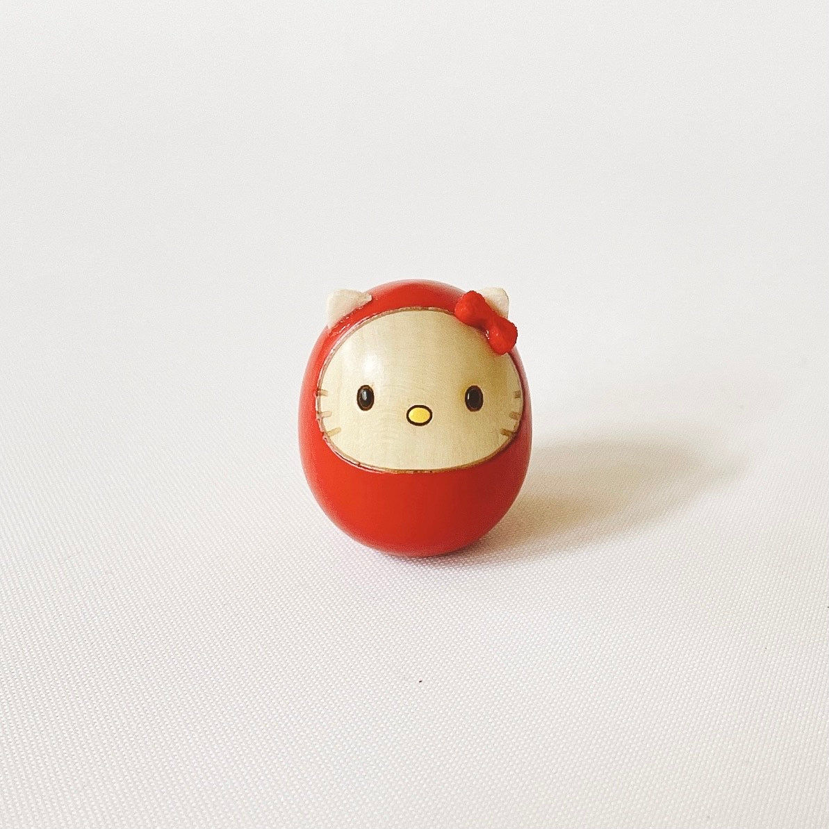 usaburo-kokeshi-hello-kitty-mame-daruma-rouge-mini-figurine-artisanale image 1
