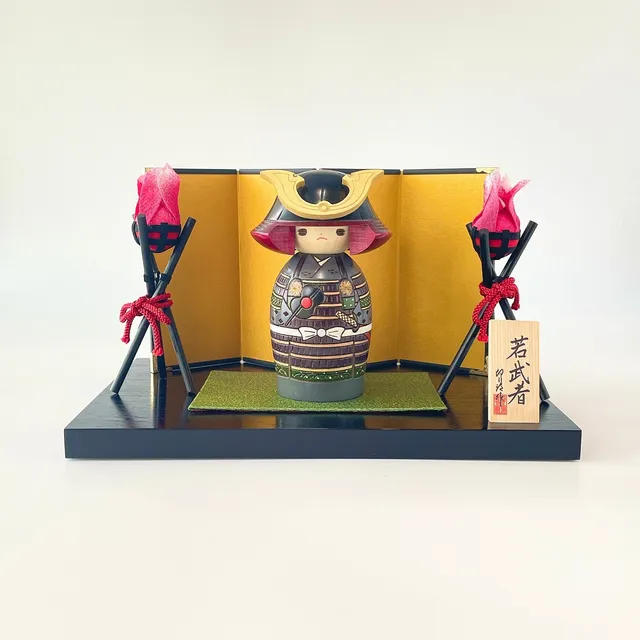 usaburo-kokeshi-waka-musha-young-samurai-bonfire-set-figurine-kokeshi-artisanale image 1