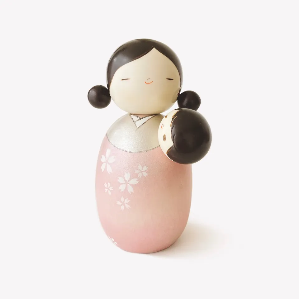 usaburo-kokeshi-yumekomori-dream-in-a-hug-poup-e-kokeshi-artisanale-18-5-cm-rose image 1