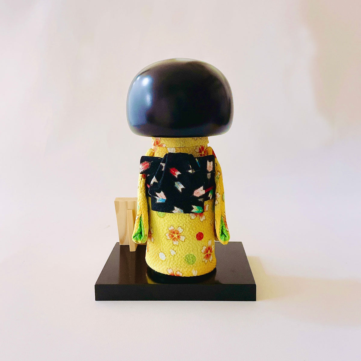 usaburo-kokeshi-hana-tsumugi-jaune-poup-e-kokeshi-chirimen-19-cm image 4