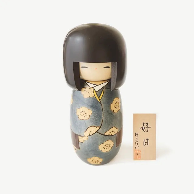 usaburo-kokeshi-k-jitsu-good-day-blue-ll-poup-e-kokeshi-artisanale-32-cm image 1