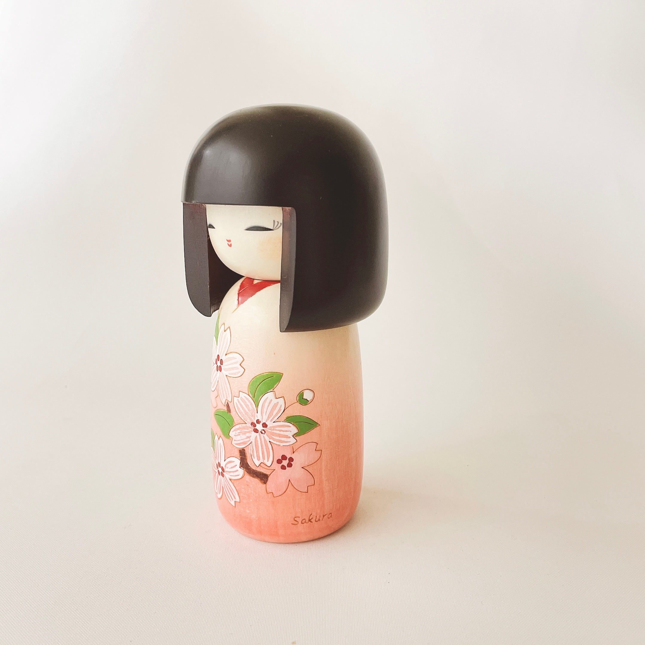 usaburo-kokeshi-sakura-fujikawa-figurine-fleurs-15-cm image 2