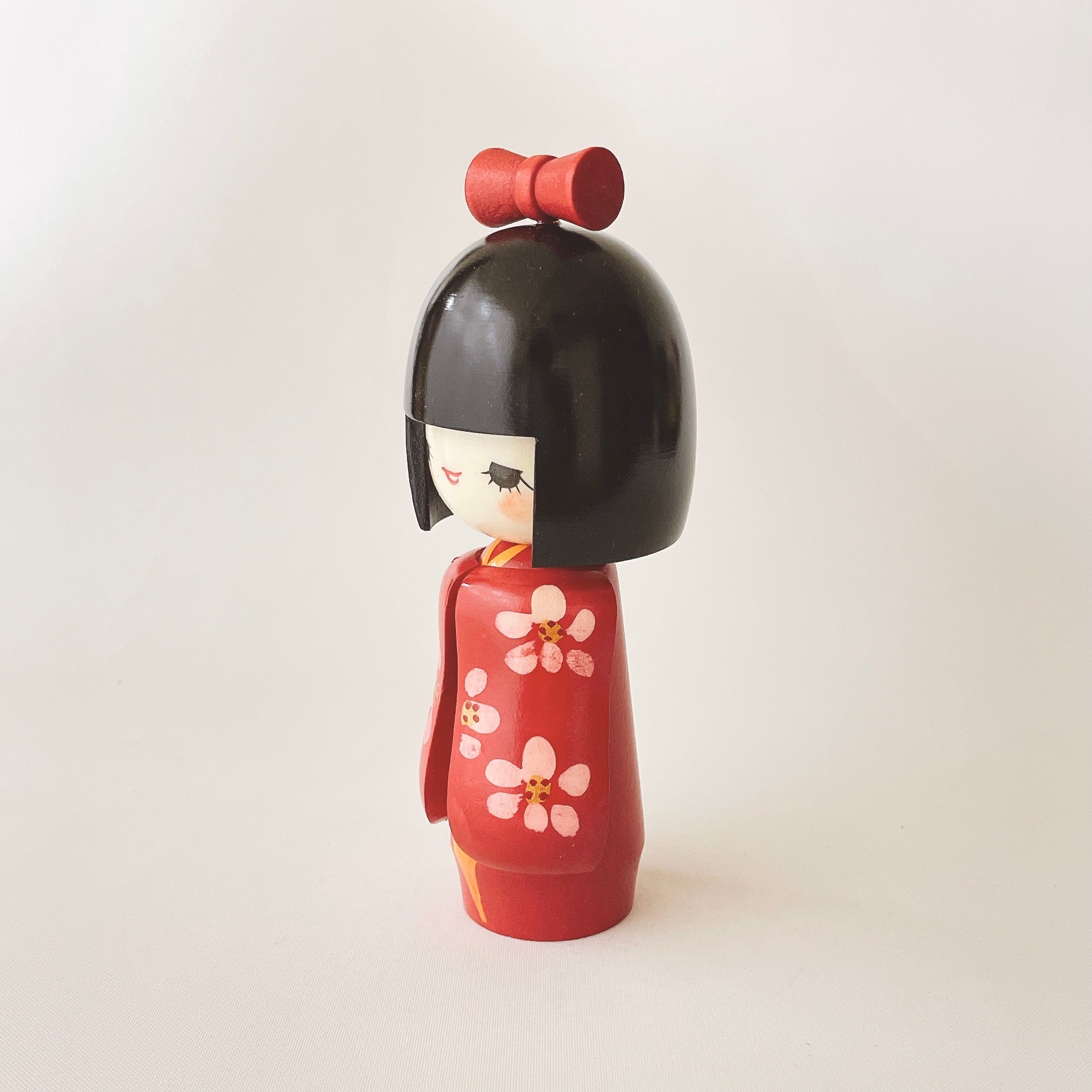 usaburo-kokeshi-otome-sode-figurine-kimono-15-cm image 2