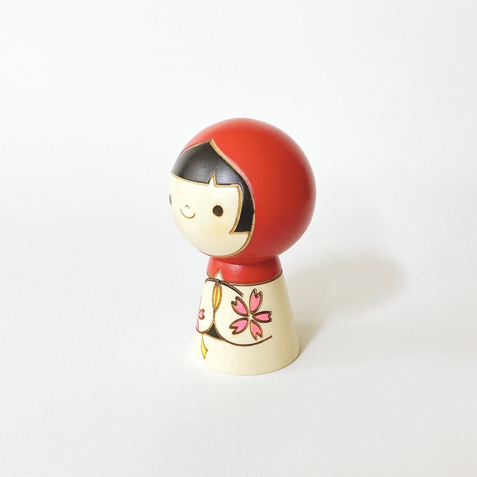 usaburo-kokeshi-zukin-komachi-mini-kokeshi-chaperon-rouge-8-5-cm image 2