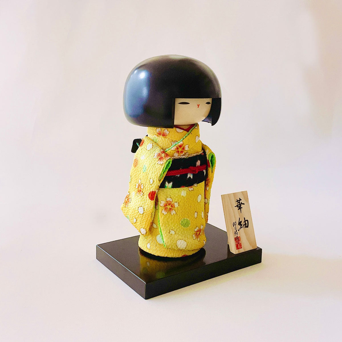 usaburo-kokeshi-hana-tsumugi-jaune-poup-e-kokeshi-chirimen-19-cm image 3