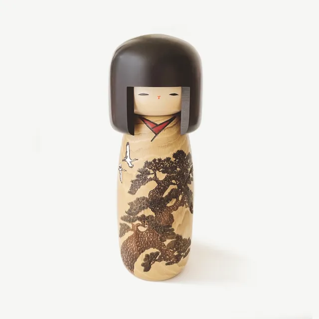 usaburo-kokeshi-kotobuki-matsu-pin-de-long-vit-figurine-26-cm image 1