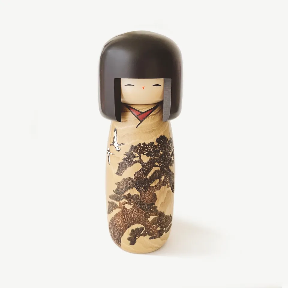 usaburo-kokeshi-kotobuki-matsu-pin-de-long-vit-figurine-26-cm image 1