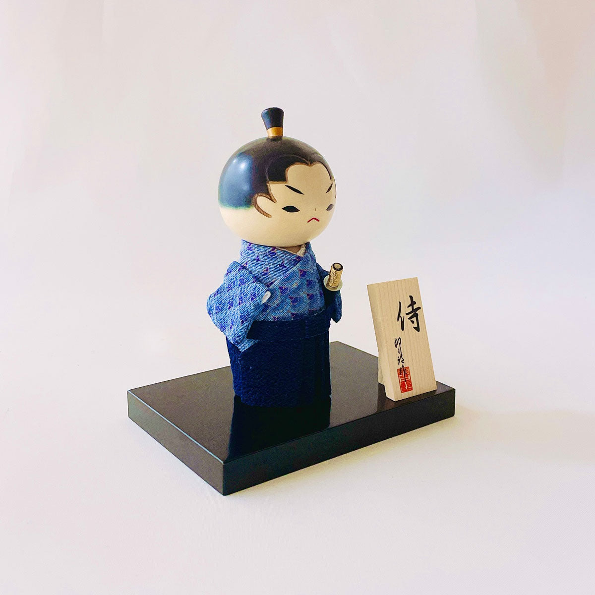 usaburo-kokeshi-samurai-nami-waves-chirimen-figurine-artisanale-yura-koro image 3