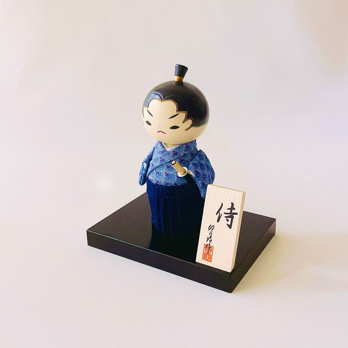usaburo-kokeshi-samurai-nami-waves-chirimen-figurine-artisanale-yura-koro image 2