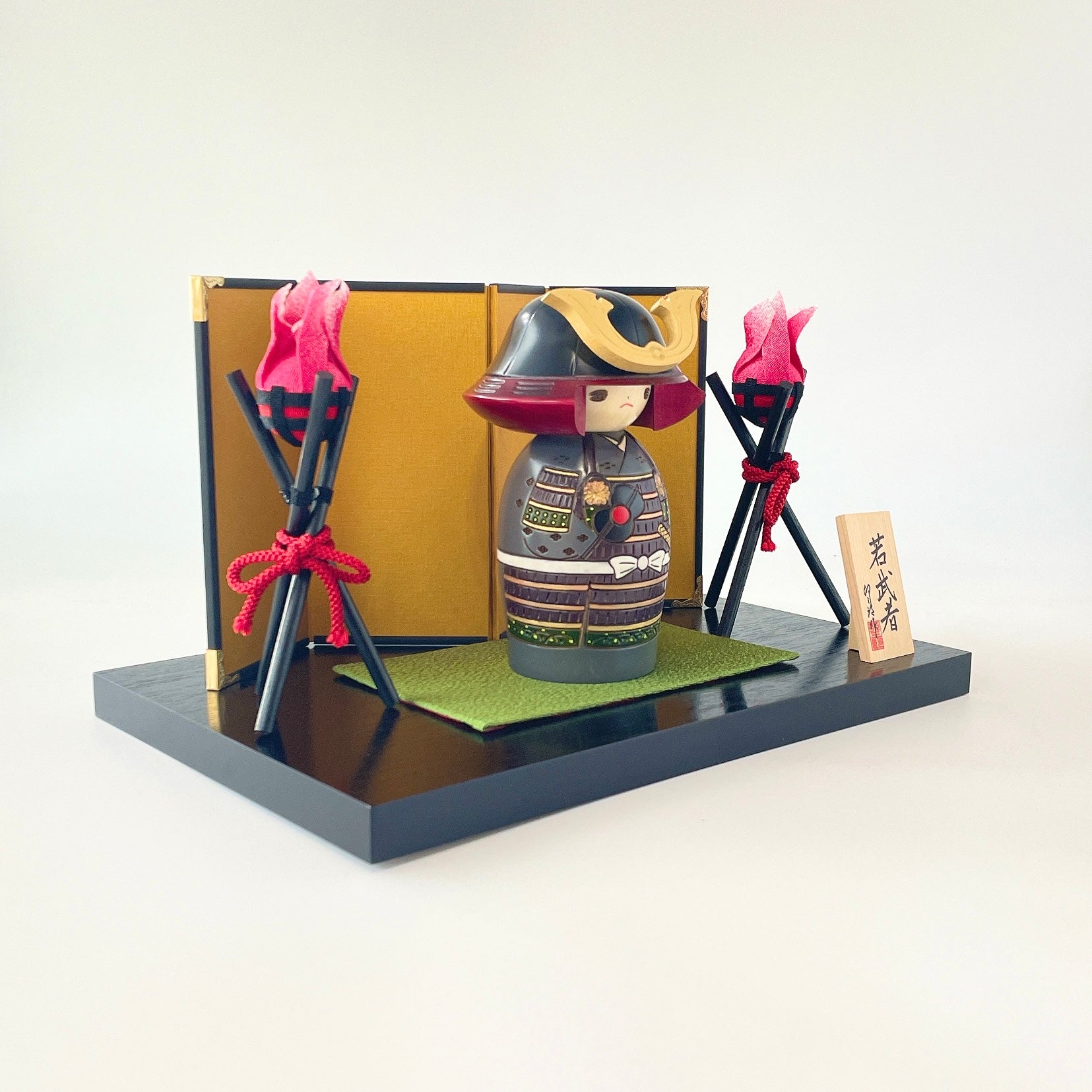 usaburo-kokeshi-waka-musha-young-samurai-bonfire-set-figurine-kokeshi-artisanale image 5