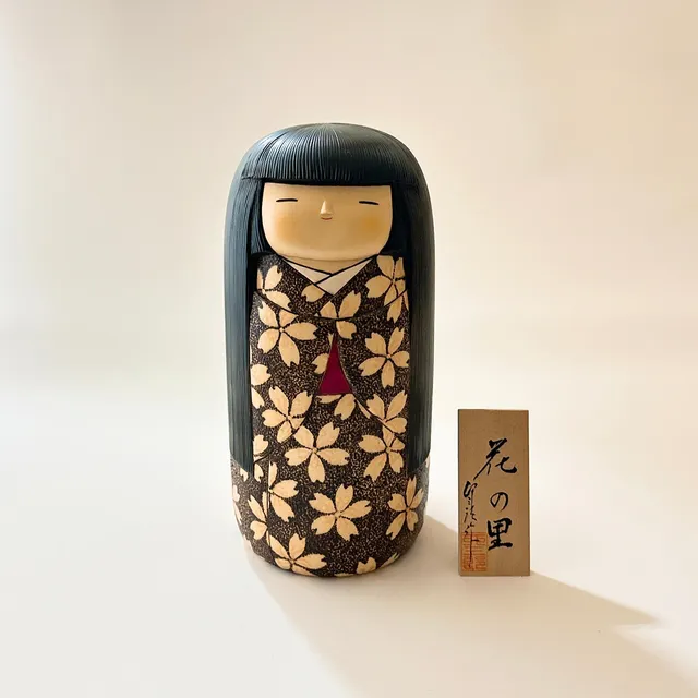usaburo-kokeshi-hana-no-sato-champ-de-fleurs-yuji-okamoto-110-x-110-x-240-mm image 1
