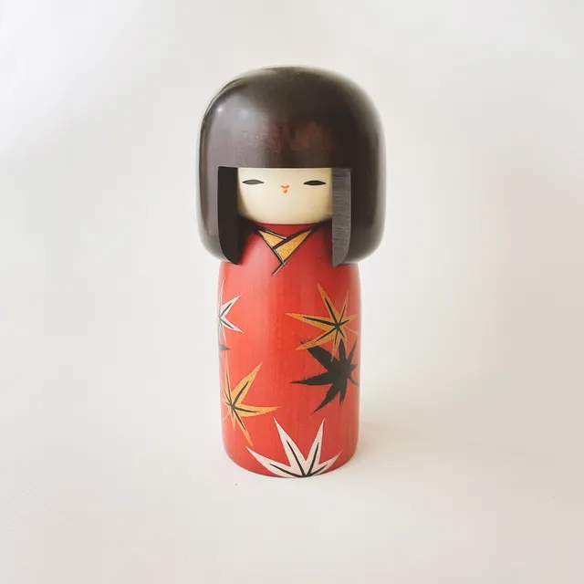 usaburo-kokeshi-kinshu-glossy-autumn-figurine-15-cm-mizuki-rouge-rable image 1