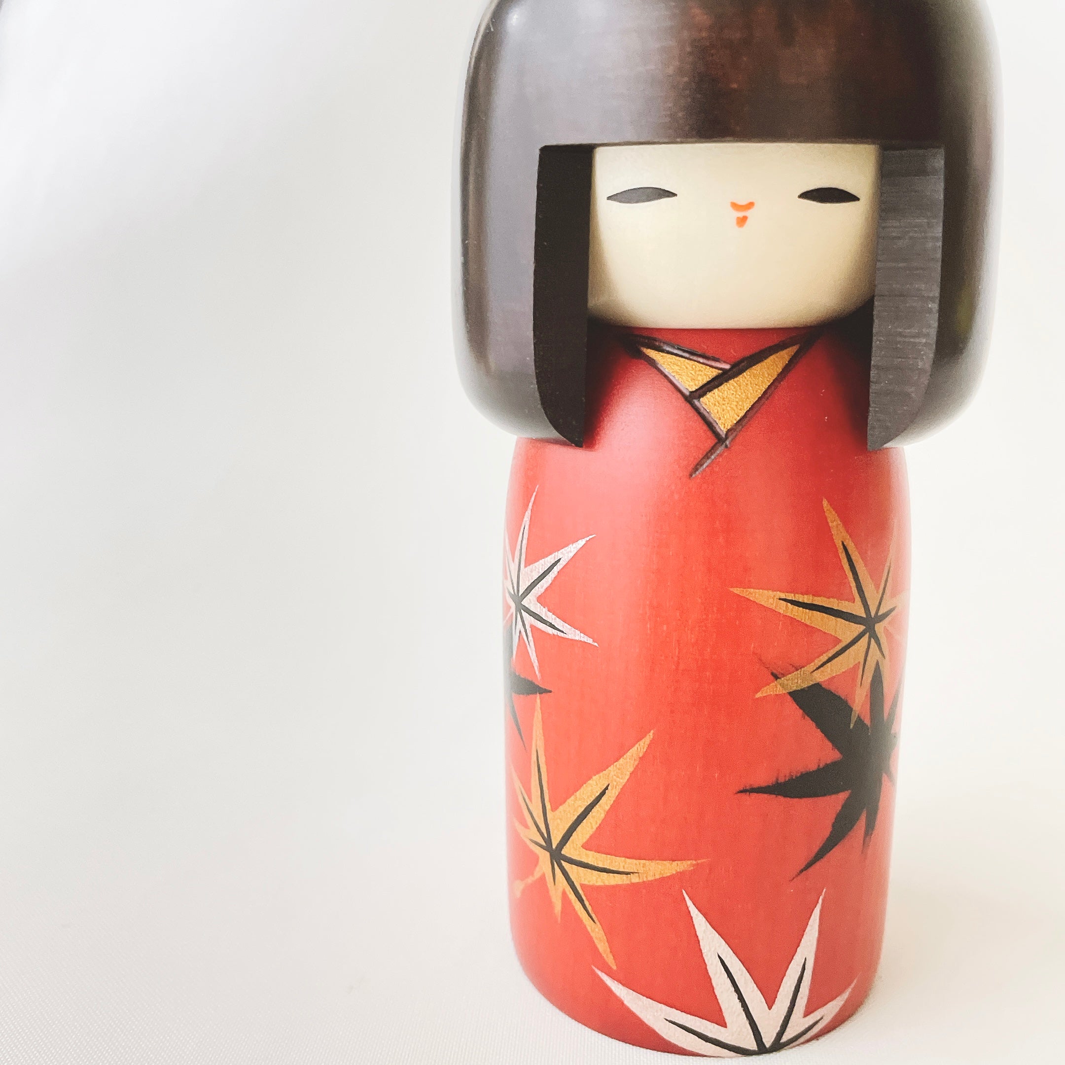 usaburo-kokeshi-kinshu-glossy-autumn-figurine-15-cm-mizuki-rouge-rable image 4