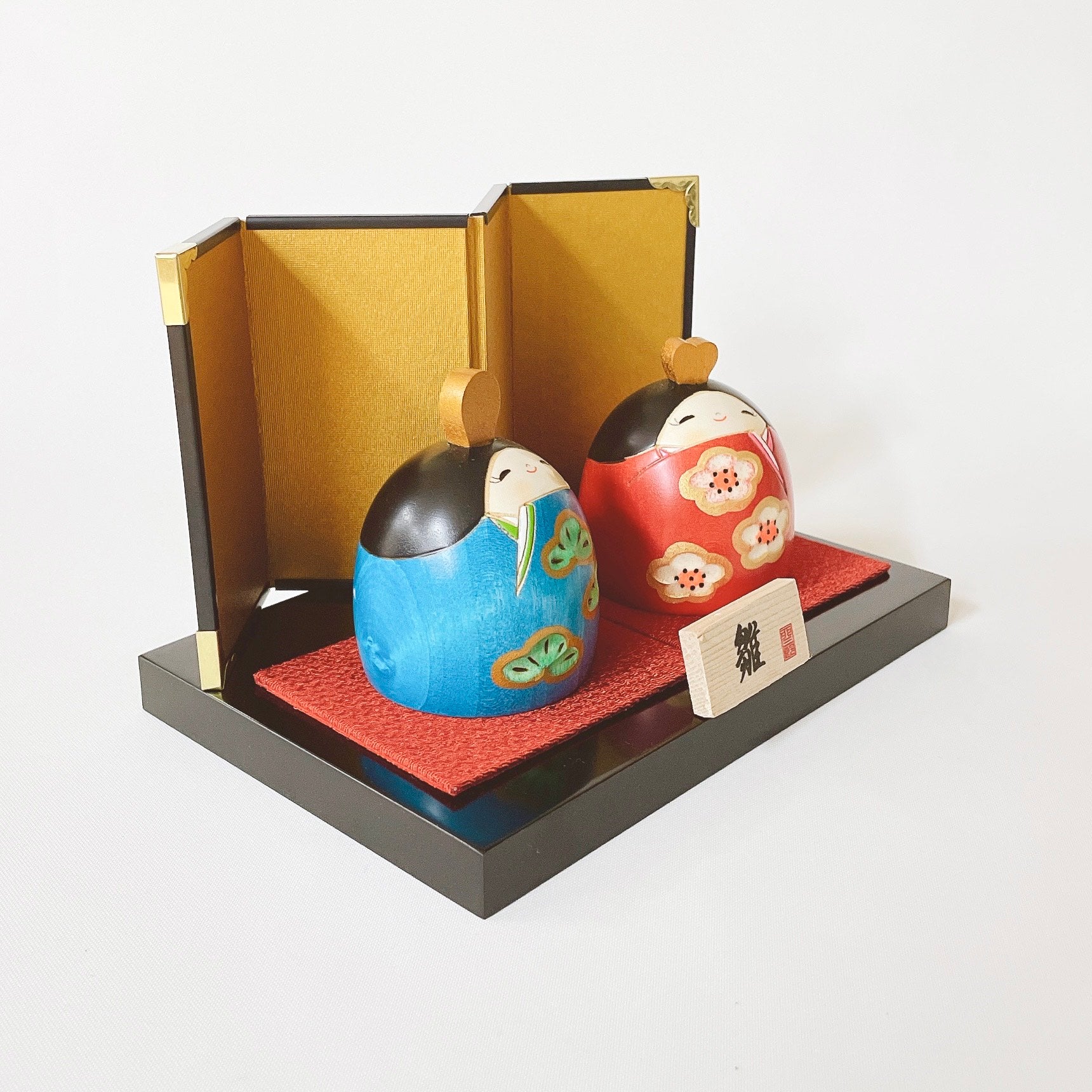 usaburo-kokeshi-warai-hina-set-poup-es-hina-sourire-7-cm-avec-d-cor image 3
