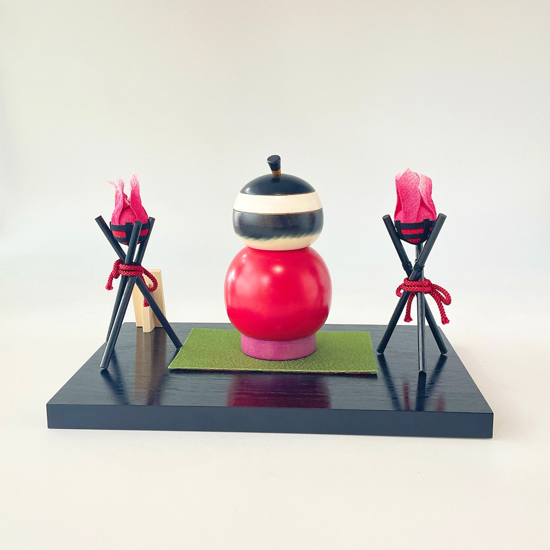 usaburo-kokeshi-momotaro-l-set-bonfire-figurine-artisanale-avec-d-cor-complet image 4