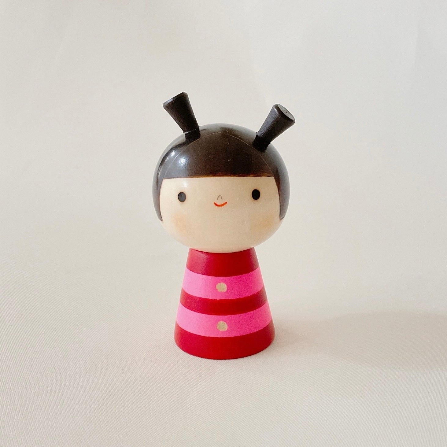 usaburo-kokeshi-watashi-girl-95-mm-rose-paume image 1