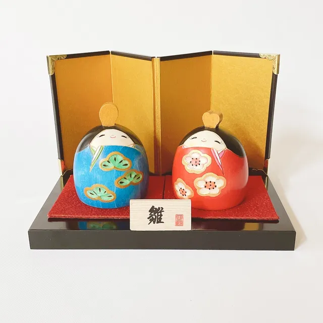 usaburo-kokeshi-warai-hina-set-poup-es-hina-sourire-7-cm-avec-d-cor image 1
