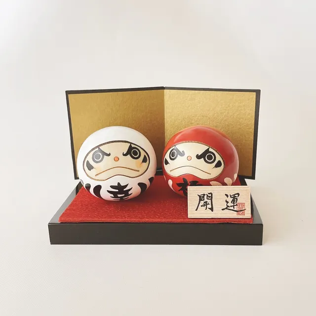 usaburo-kokeshi-kofuku-daruma-rouge-blanc-set-duo-porte-bonheur-58x58x50mm image 1