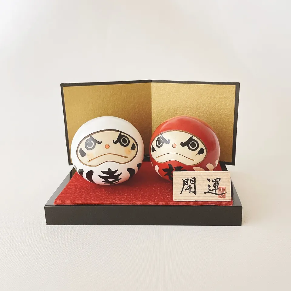 usaburo-kokeshi-kofuku-daruma-rouge-blanc-set-duo-porte-bonheur-58x58x50mm image 1