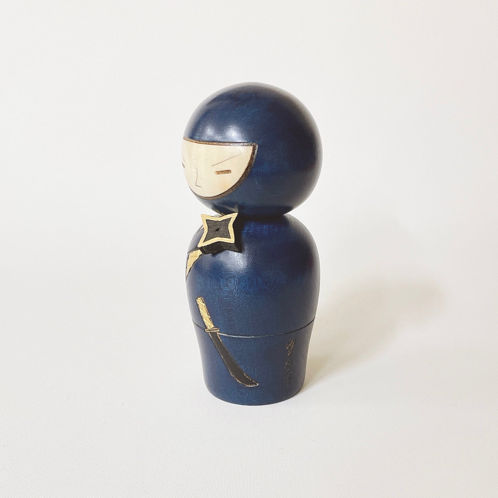 usaburo-kokeshi-ninja-bleu-figurine-artisanale-120-mm image 2