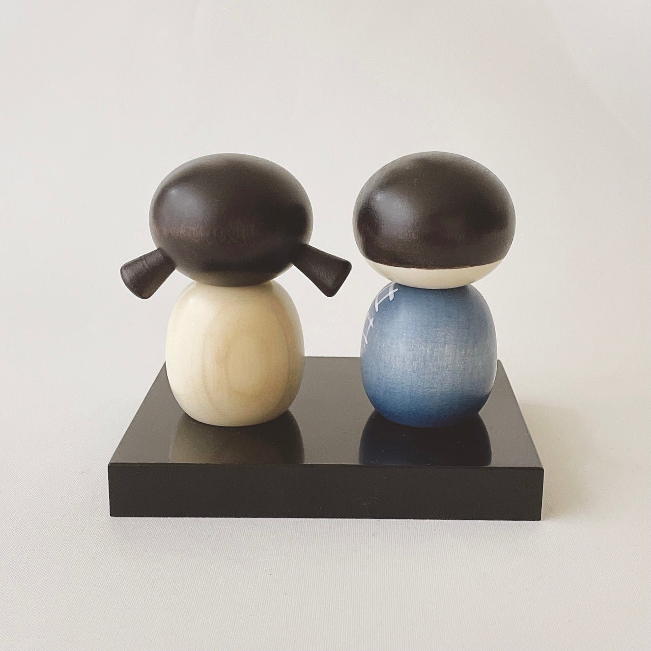 usaburo-kokeshi-nakayoshi-duo-kokeshi-amis-socle-7-cm image 3