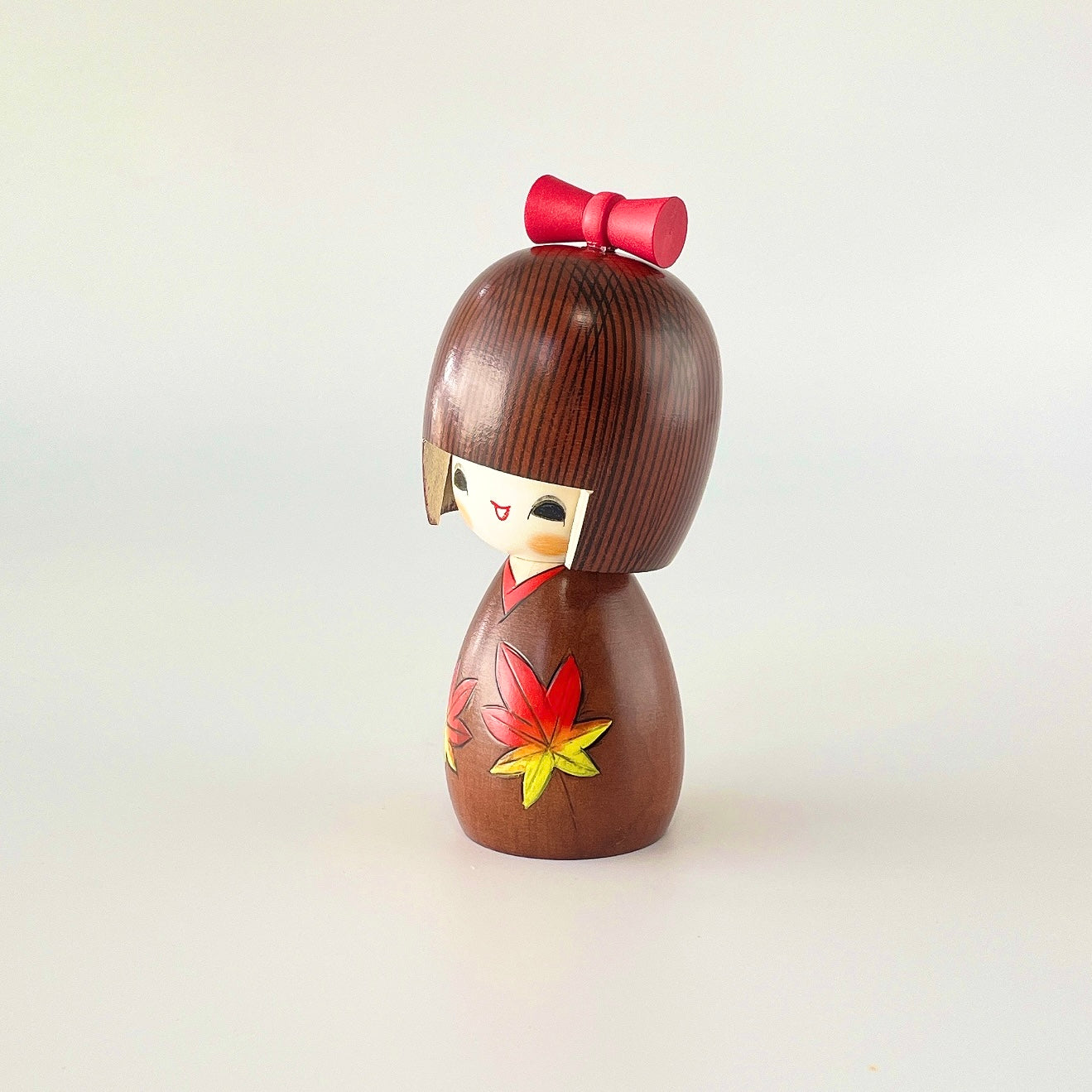 usaburo-kokeshi-kaede-chan-figurine-yura-koro-artisanale-14-cm image 2