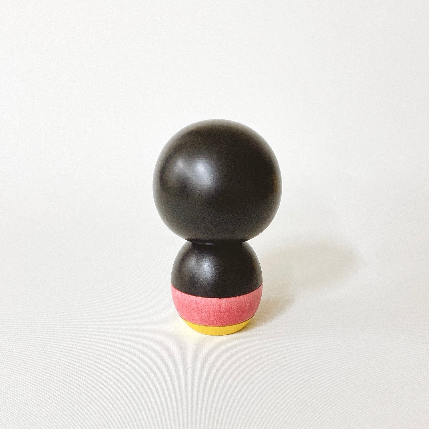 usaburo-kokeshi-zukin-chan-petit-chaperon-noir-figurine-9-5-cm-rose image 3