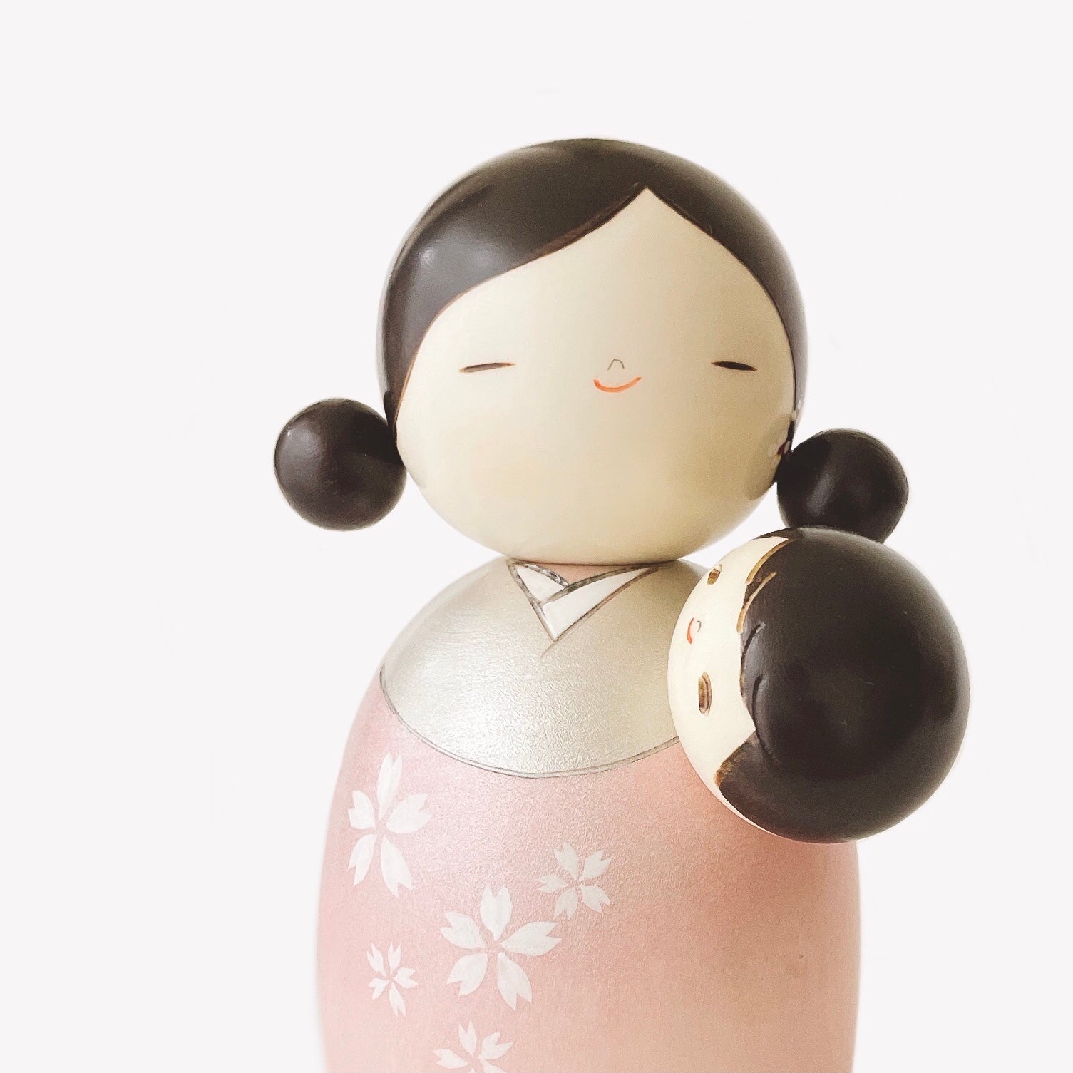 usaburo-kokeshi-yumekomori-dream-in-a-hug-poup-e-kokeshi-artisanale-18-5-cm-rose image 2