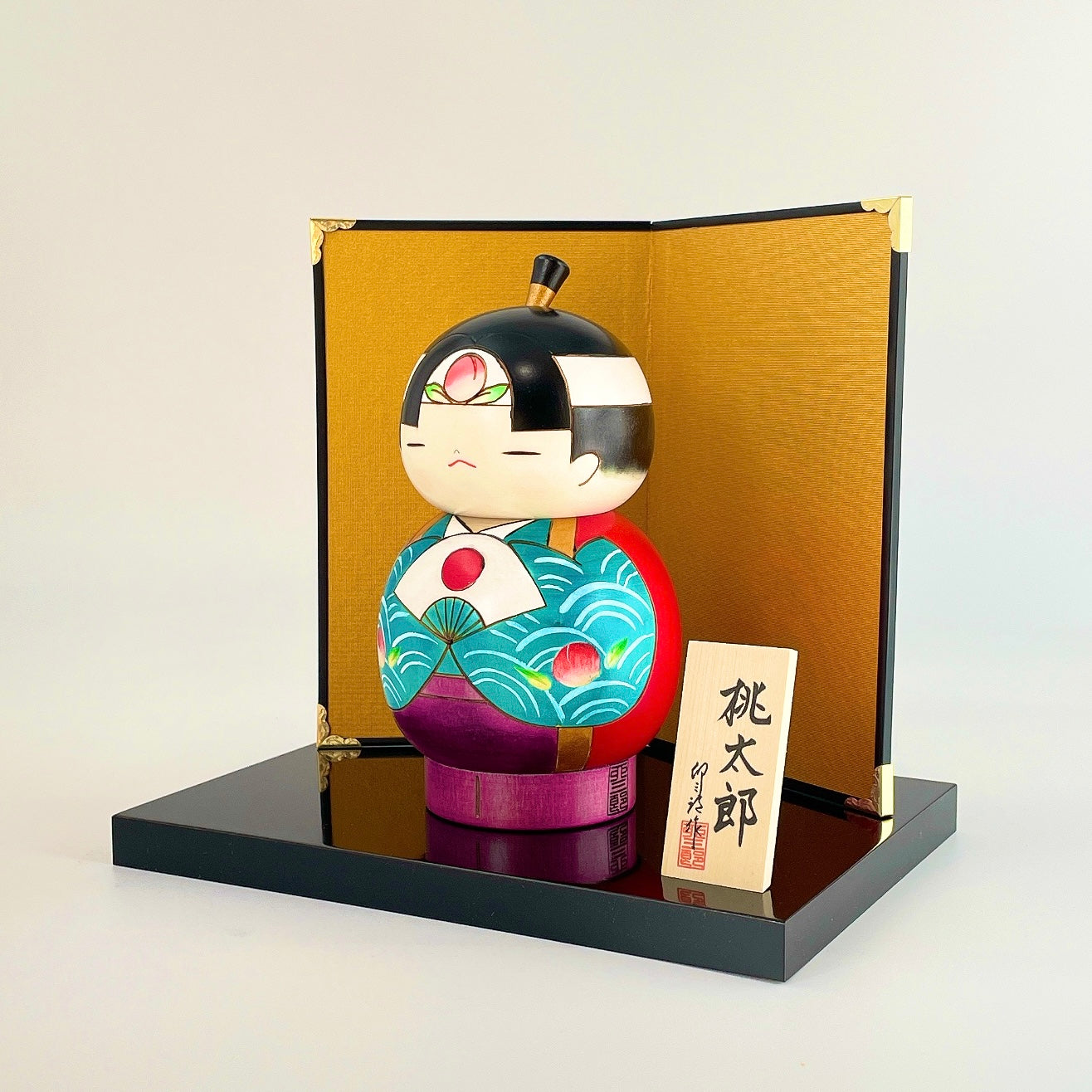 usaburo-kokeshi-momotar-l-set-figurine-bonfire-avec-pr-sentoir image 2